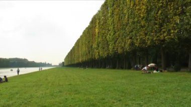 İnsanlar bir gün kapalı Fransa'daki Versailles kalenin bahçesinde zevk.