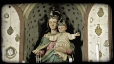 Genç İsa Mesih tutan İtalyan bir katedralde Meryem Ana heykelinin sot kilitleme. Vintage stilize video klip.