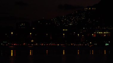 Şehir ışıkları gece arka planda parlıyor gibi şehir Rio De Janeiro şehir merkezinde trafik Statik çekim