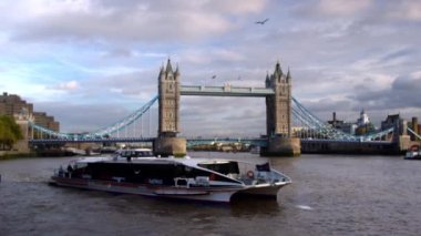 Londra, İngiltere - 11 Ekim 2011: Büyük tekne geçer önünde Tower Bridge, Londra, İngiltere.