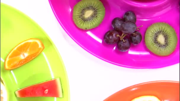 旋转的特写镜头在板上移动的各种各样的水果 — 图库视频影像