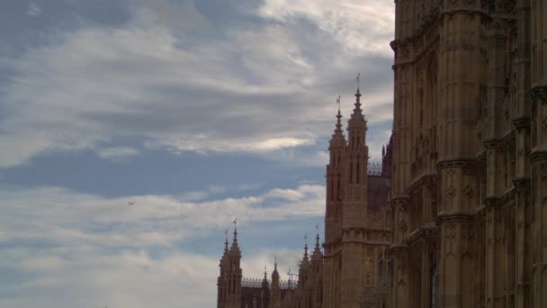 ロンドンのウェストミンスター宮殿の側面の静止 シーンは主に宮殿の左側にある空に焦点を当てています ほとんど晴れで 雲が多い — ストック動画