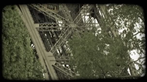 Nära Syn Benet Eiffeltornet Med Gul Spårvagn Bil Flyttar Ner — Stockvideo