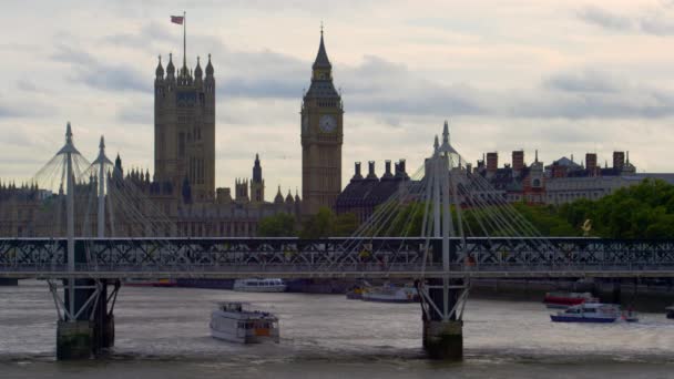 Een Stationaire Shot Van Een Trein Passeren Hungerford Bridge Londen — Stockvideo
