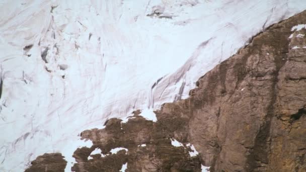 Karla Kaplı Dağ Sviçre Kadeh Devirme — Stok video
