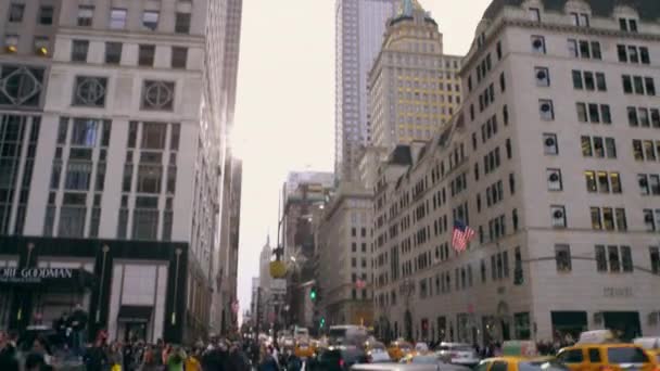 Nyc Trafik Ile Bergdorf Goodmans Sokak Köşesinde Tilt Atış — Stok video