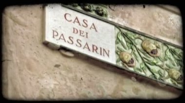 Casa del Passarin yazan İtalyan işaret. Vintage stilize video klip.