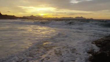 Yavaş çekim, dalgalar dan dolly dışarı Gün batımında kayalarisabet Ipanema plaj üzerine haddeleme