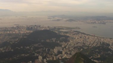 Rio de Janeiro'nun hava pan ve köprü Atlantik'i geçerken. Helikopter görüntüleri, bölgenin bazı dağlarını ve şehrin kentsel buidlings yakalar.