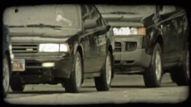 Yoğun trafik kesişme dönüm ve düz devam araçların tam zaman atlamalı. Vintage stilize video klip.