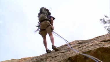 Bir uçurum yüzünden rappelling bir dağcı kadeh