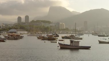 Puslu sabah bir Guanabara Körfezi Rio de Janeiro, Pan tekneler demirli.