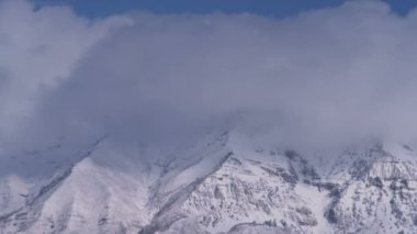 Hala hareketli ve belirsiz dağ zirveleri görüntülerini kalın bulutlar.