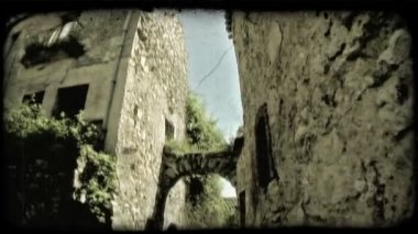 Pan çekim bazı yapılar bir İtalyan kasabasında yaptı. Vintage stilize video klip.