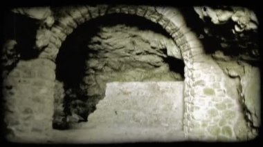 Bir kemer içinde karanlık bir İtalyan kadeh berbat. Vintage stilize video klip.