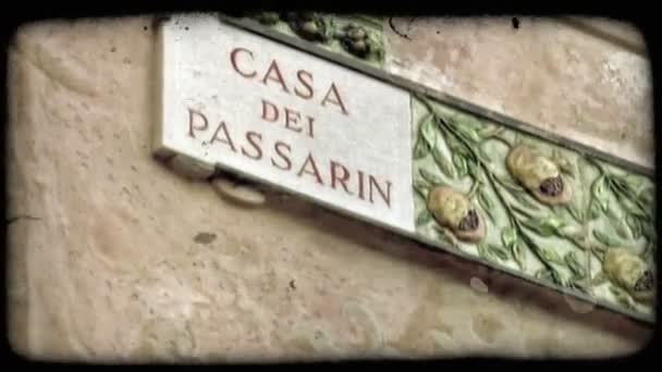 Sinal Italiano Que Diz Casa Del Passarin Vintage Clipe Vídeo — Vídeo de Stock