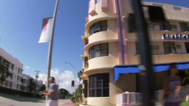 Lastbilstransporter Sköt Med Ett Vidvinkelobjektiv Förbi Lägenheter Och Hotell Miami — Stockvideo