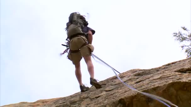 Ditembak Dari Pendaki Gunung Rappelling Menuruni Tebing Wajah — Stok Video