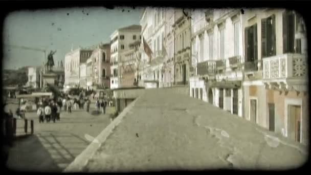 Shot Lidí Kteří Jdou Přes Náměstí Itálii Vintage Stylizované Videoklip — Stock video