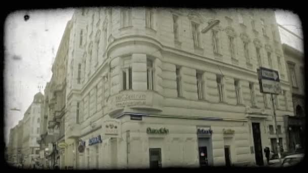 奥地利街道两旁高大的建筑物和商店的角落 复古风格化视频剪辑 — 图库视频影像