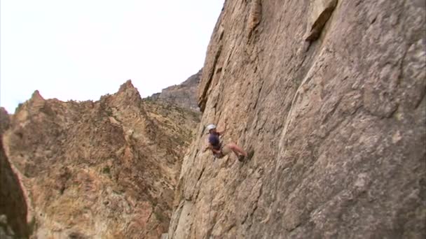 Tiro Escalador Saltando Por Cara Montaña — Vídeos de Stock