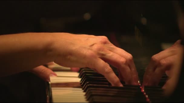 ソルト レイク シティ ユタ州でピアノを弾いて誰かの側面図を閉じる — ストック動画