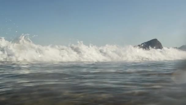 ブラジル ジャネイロのコパカバーナ海岸に海の波 水都に向かって波旅克服カメラと画面が暗くなります — ストック動画