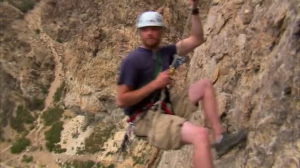 Strzał Alpinista Skoki Nad Aparatem — Wideo stockowe