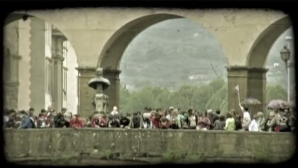 Schüsse Auf Eine Menschenmenge Auf Einer Brücke Italien Vintage Stilisierter — Stockvideo