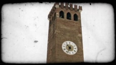 Bir saat kulesi İtalya vurdu. Vintage stilize video klip.