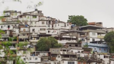 Rio de Janeiro, Brezilya üzerinde bir gözcü noktadan bir panning atış. Kamera sağdan sola kaydırırken, tüm şehrin büyük bir kısmı ve körfez.