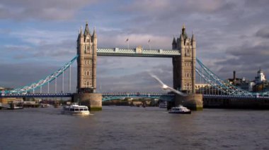 Tower Bridge, Londra, İngiltere önünde iki tekne.