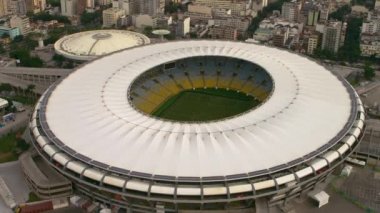 Rio de Janeiro - Haziran, 2013: Maracana Stadyumu'nun havadan videosu - Rio de Janeiro, Brezilya. Oturma kapasitesi, futbol sahası detayları, skorbord ve çevresindeki şehir detayları bu klipte yakalanır.