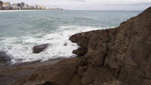 Statiska Skott Från Klippor Med Vågorna Kraschar Copacabana Stranden Och — Stockvideo