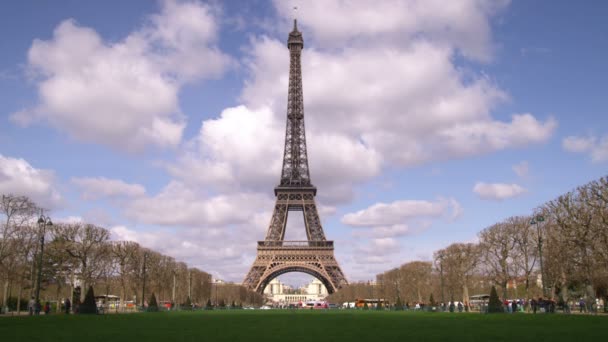 Ampia Ripresa Del Telaio Centrale Della Torre Eiffel Con Nuvole — Video Stock