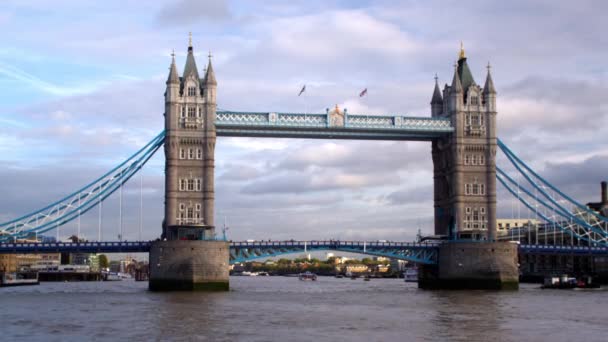 Tower Bridge Łodzi Ciągu Dnia Londyn Anglia — Wideo stockowe