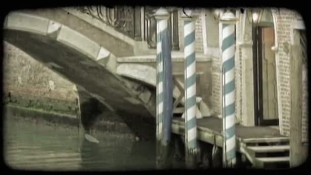 Tiro Uma Ponte Lado Rio Vintage Clipe Vídeo Estilizado — Vídeo de Stock