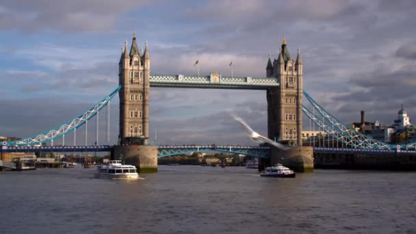 Dos Barcos Frente Tower Bridge Londres Inglaterra — Vídeos de Stock