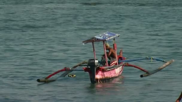 Bali Indonesia Circa 2013 Wide Shot Fishing Boat Beach — Stok Video