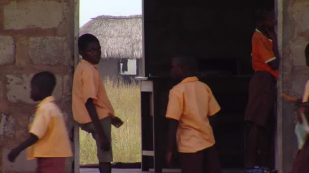 Africa Kenia Circa Agosto 2010 Acercamiento Puerta Escuela Con Niños — Vídeos de Stock
