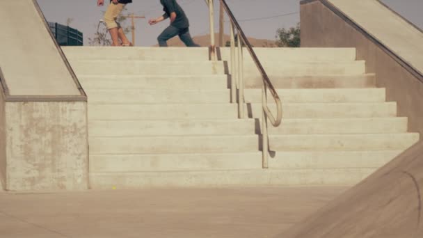 Shot Van Skater Slijpen Van Een Richel Skater Komt Schoot — Stockvideo