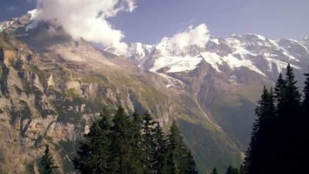 Fallande Dolly Skott Schweiziska Alperna Som Spårvagnen Anländer Till Stationen — Stockvideo