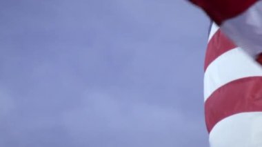 Bir yakın çekim haddeleme ve rüzgarda sallayarak Amerikan bayrağı kadar bu.