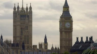 Yakın çekim, Big Ben Saat Kulesi ve Westminster Abbey Londra İngiltere'de top bulutlu bir günde.