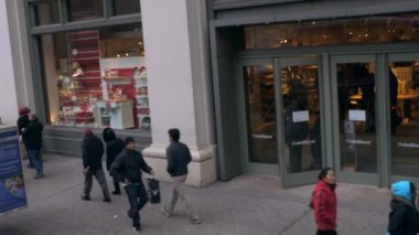 New York'ta kaldırımda yürüyen yayaların vurulması, hafif yavaş çekimde.