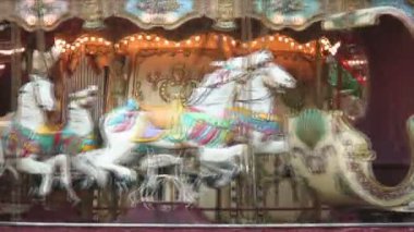 Paris'te döner bir atlıkarıncaya kadeh