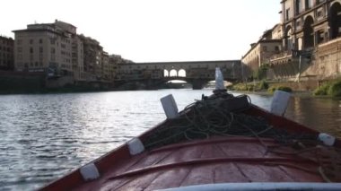 Geniş nehir, binalar vurdu ve gondol köprü