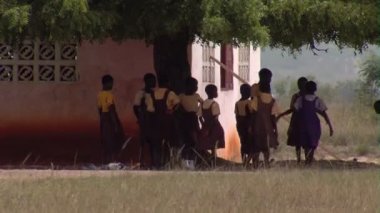 Afrika, Kenya - Ağustos 2010 yaklaşık: Geniş bina dışında öğrencilerin vurdu.