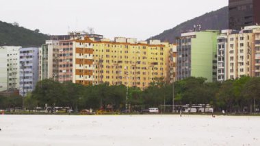 Şehir Rio de Janeiro, Brezilya binalar. Bazı insanlar ve araçlar video görülen.