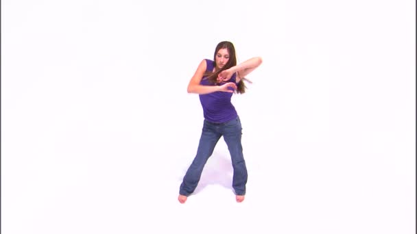 紫のシャツとジーンズで踊っている女の子のショット — ストック動画